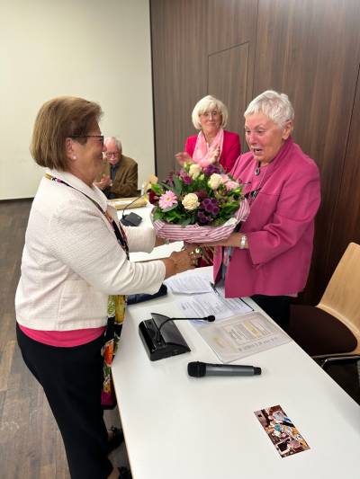 Ein Blumenstrauß für die Vorsitzende, überreicht von Anna-Monika Gierszewski