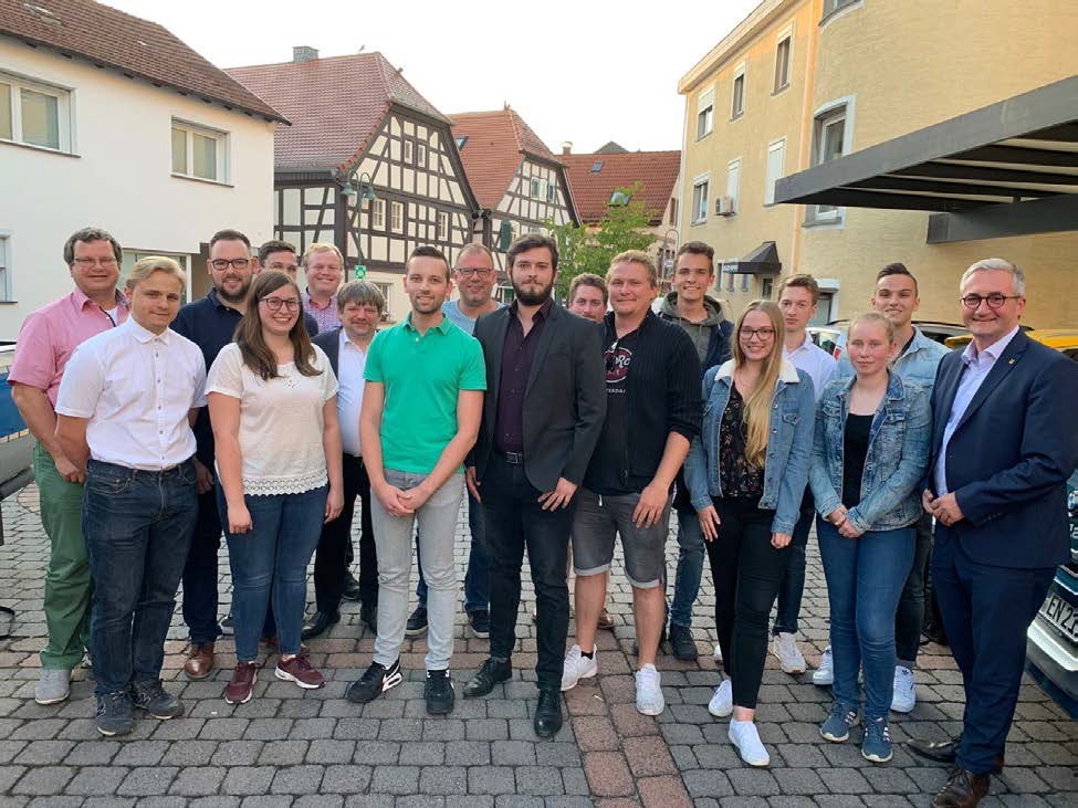 In der Mitte von links nach rechts: Isabelle Schrod, Leon Ayahs, Christian Winter und Flo Brehm, das neue Führungsteam der JU Rödermark. In der Mitte von links nach rechts: Isabelle Schrod, Leon Ayahs, Christian Winter und Flo Brehm, das neue Führungsteam der JU Rödermark.